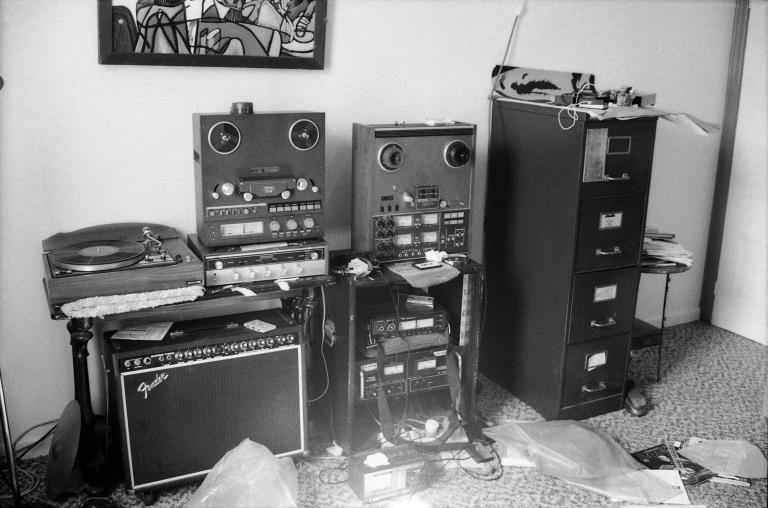Chris Knox's home studio in Summer St, Ponsonby, Auckland, 1984. Photograph by Jonathan Ganley / pointthatthing.com.